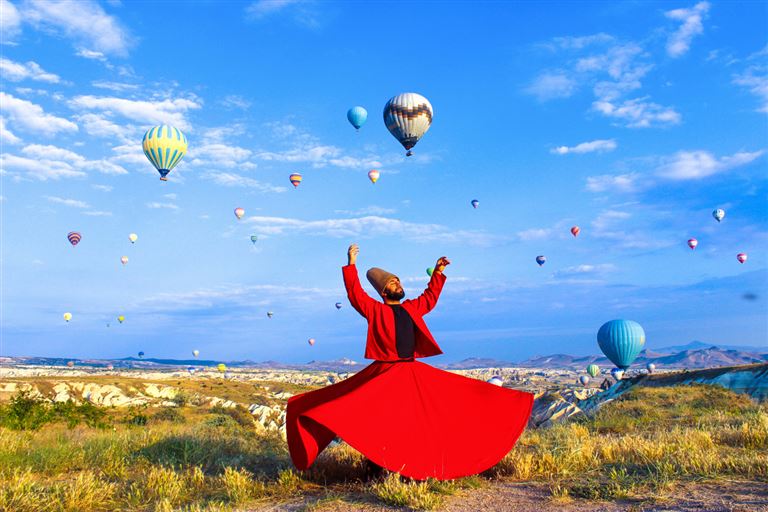 Zu Derwischen und Feenkaminen ©tugbahasbal/istock